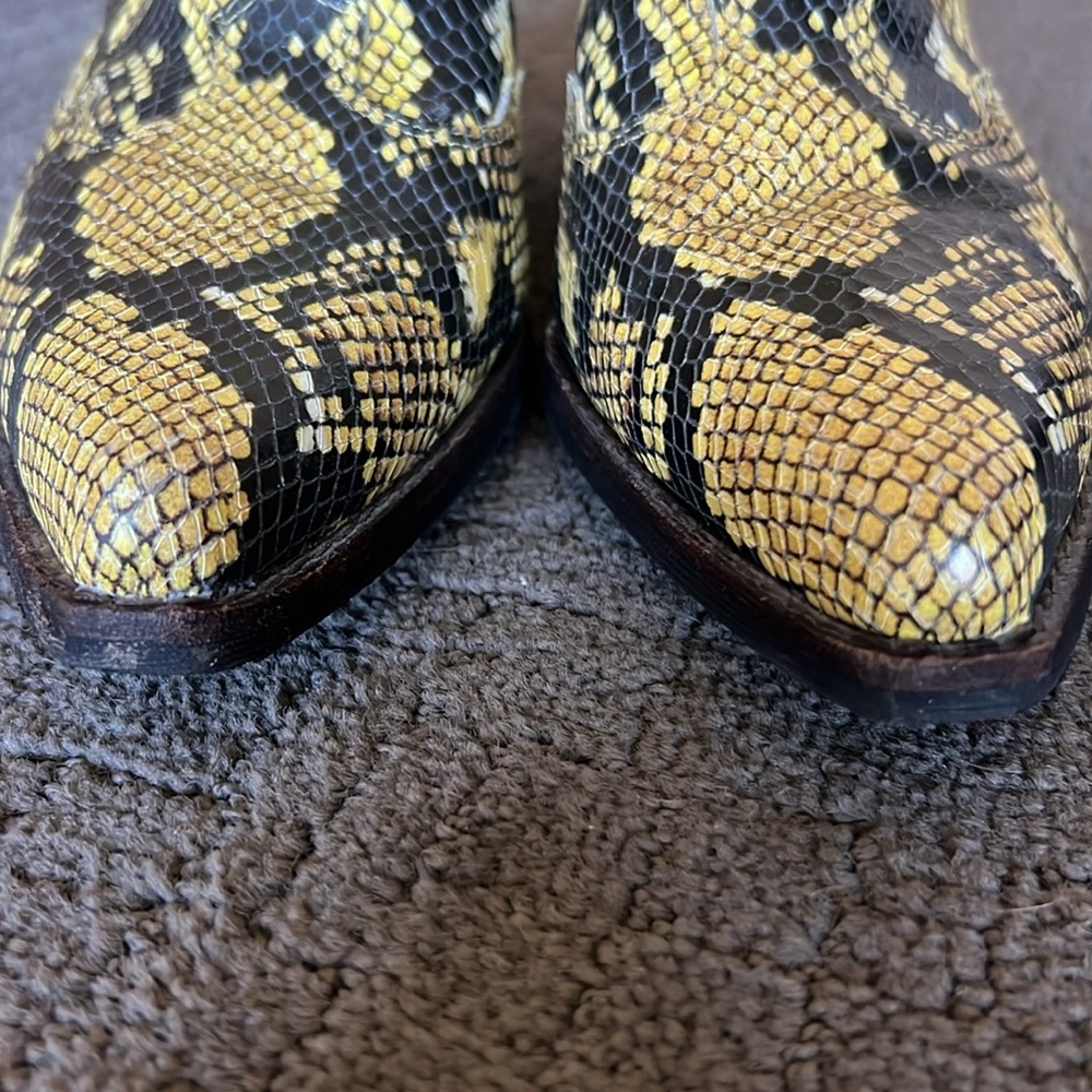 Women’s Gorgeous Sam Edelman Winona Booties Western Size 11 Black Yellow Snake - Picture 8 of 16